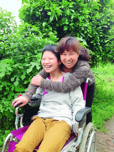 黃揚(yáng)和母親許秀梅在陽(yáng)光下好開(kāi)心。（黃珊攝）