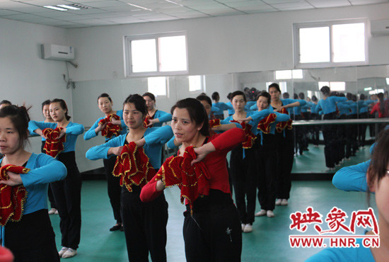 舞蹈室里，張巧英正在糾正學(xué)生的舞蹈動作