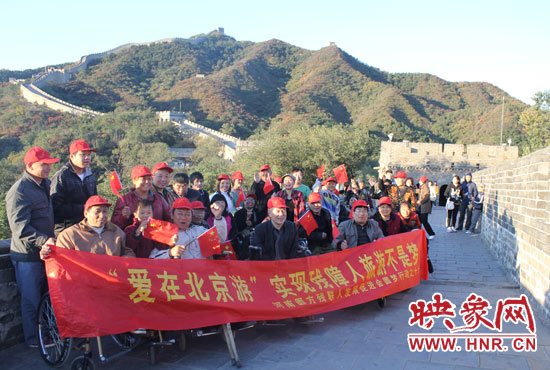 旅游對(duì)于殘疾人朋友來(lái)說(shuō)比正常人要困難許多，2011年，劉小琴帶領(lǐng)殘障朋友登上了長(zhǎng)城。