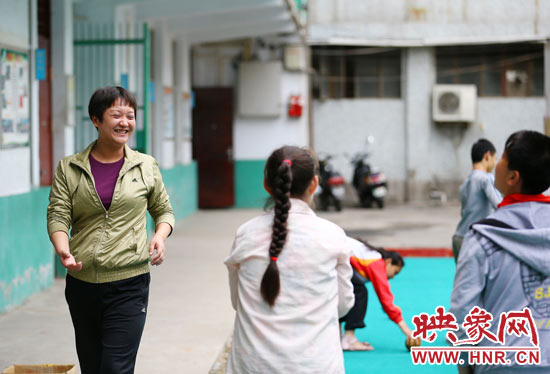 圖為李瑾帶著孩子們一起訓(xùn)練