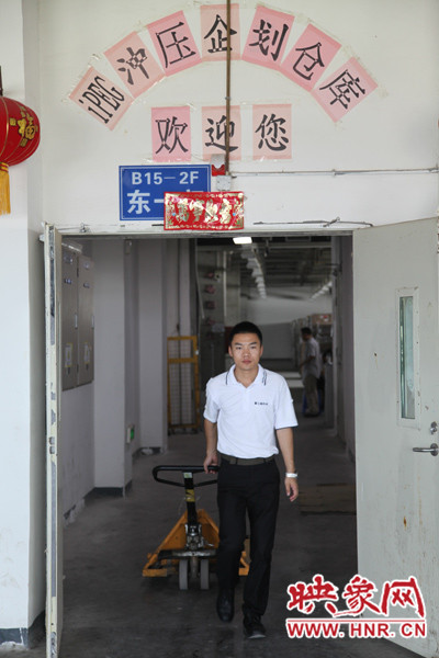 深入生產(chǎn)一線(xiàn)，真實(shí)體驗(yàn)工友的生產(chǎn)環(huán)境