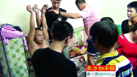 警方破門(mén)抓捕時(shí)，販毒嫌疑人未某洪正躺在床上吸毒、嫖娼。