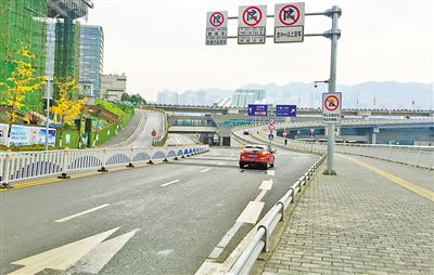 12月18日，本報記者駕車經(jīng)過江北嘴千廝門大橋匝道附近道路和財信廣場旁支路體驗時，收音機里能聽到神秘的路況提示音。本報記者