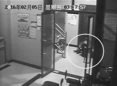 小區(qū)監(jiān)控視頻截圖，兩人一坐一跪竟聊了十多分鐘。