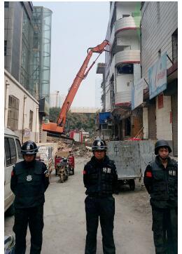 根據(jù)《太原市和小 店區(qū)平陽路街道親賢城中村改造拆遷安置補(bǔ)償方案》，結(jié)合親賢實(shí)際，親賢社區(qū)補(bǔ)償安置采取“商業(yè)用房安置+小戶型公寓住宅安置+貨幣補(bǔ)償”的方式，其中每分 （0.1 畝）置換商業(yè)用房50平方米+小戶型公寓住宅80平方米+貨幣補(bǔ)償20萬元人民幣。（拍攝：2015年9月17日）