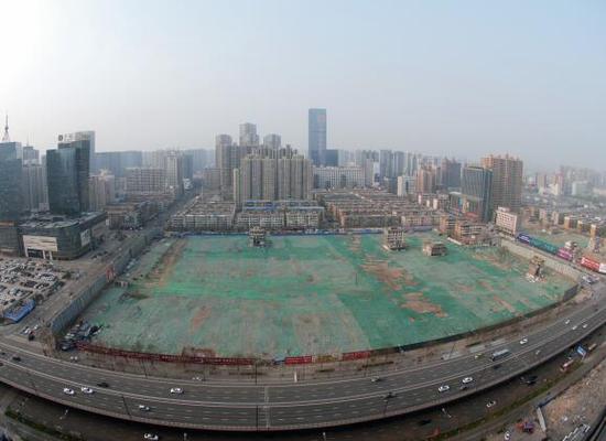 2016年4月，經(jīng)過持續(xù)攻堅(jiān)，親賢社區(qū)西北片區(qū)的拆遷工作基本告一段落，但在鋪設(shè)了防塵綠網(wǎng)的空地中，至今仍有3戶居民選擇了“堅(jiān)守”。(拍攝：2016年4月4日)