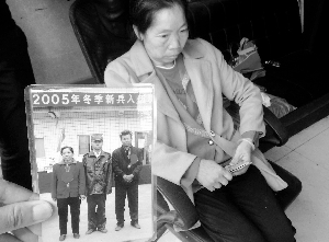 出事后，母親一直拿著兒子的照片在翻看。