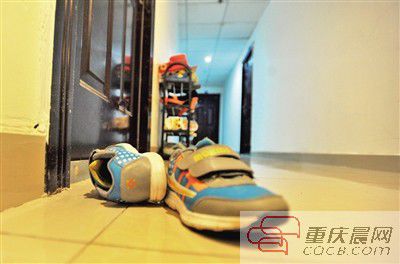 出事小孩的鞋子凌亂地?cái)[放在自家門前。