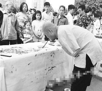 黃國富在作畫。資料照片