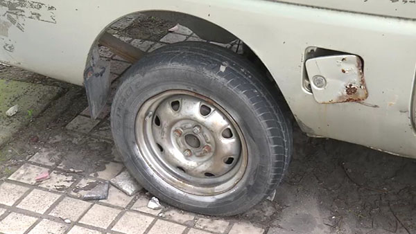 小面包車(chē)的輪胎已經(jīng)基本脫離了輪轂。