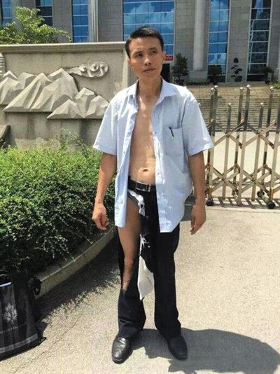 廣西“遭撕褲”律師否認作秀 拒接受法警道歉