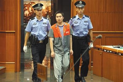 昨天上午，強(qiáng)奸幼女的楊某被帶進(jìn)法庭聽(tīng)候?qū)ψ约旱慕K審判決。通訊員 李佳 攝