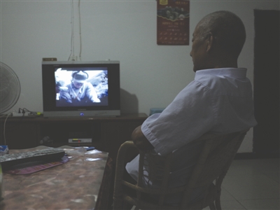 昨日，古藺，69歲的楊正元獨自在家看電視