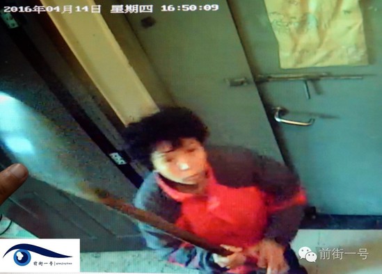 監(jiān)控視頻拍下李亞榮打砸監(jiān)控探頭的過程。