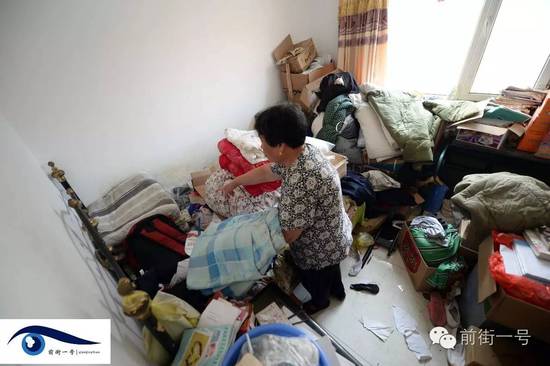 李亞榮的婆婆在收拾房間。