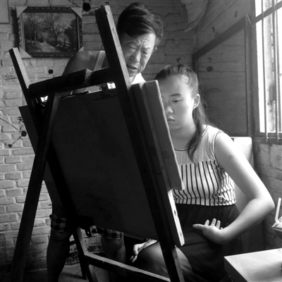 　女兒畫畫，父親在一旁指導(dǎo)