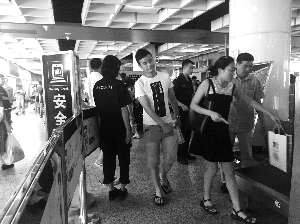 南京地鐵新街口站，大多數(shù)市民自覺(jué)配合安檢