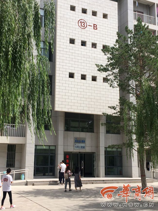 8月30日，榆林學(xué)院有學(xué)生發(fā)微博對女生宿舍樓住進男生提出質(zhì)疑。9月3日，學(xué)校宣傳部門回應(yīng)，女生宿舍樓里確實住著3名男研究生，但該樓的格局是套間，跟單元房一樣是獨立的，大學(xué)應(yīng)有包容的精神。