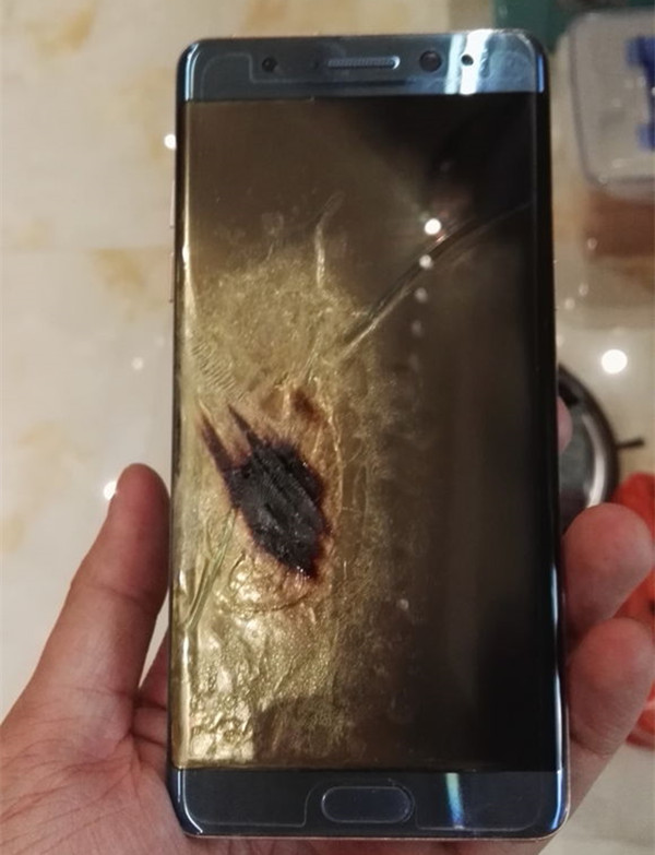 此外，該用戶還曬出了此前收到手機時在發(fā)在朋友圈的開箱圖，這款珊瑚藍(lán)版Note7是在9月2日左右拿到貨，從三星官網(wǎng)查詢這臺機器的IMEI號碼可知，該機的意外損壞保險服務(wù)開始時間為9月3號，并非三星官方召回的1858臺測試體驗機。