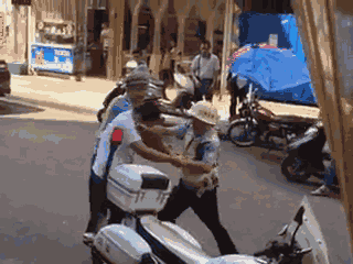 嫌疑男子涉嫌無證駕駛摩托車，且車輛違規(guī)加裝遮陽傘并在行駛時不戴安全頭盔，辱罵毆打執(zhí)法交警。 本文圖片均來自 廣西梧州在線警務