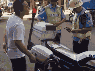 廣西梧州一男子騎車違法加裝遮陽傘，辱罵腳踹執(zhí)法交警被拘