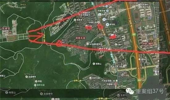 射擊場子彈射出方向（紅箭頭）有多個居民小區(qū) 。 圖片來源：交匯點新聞