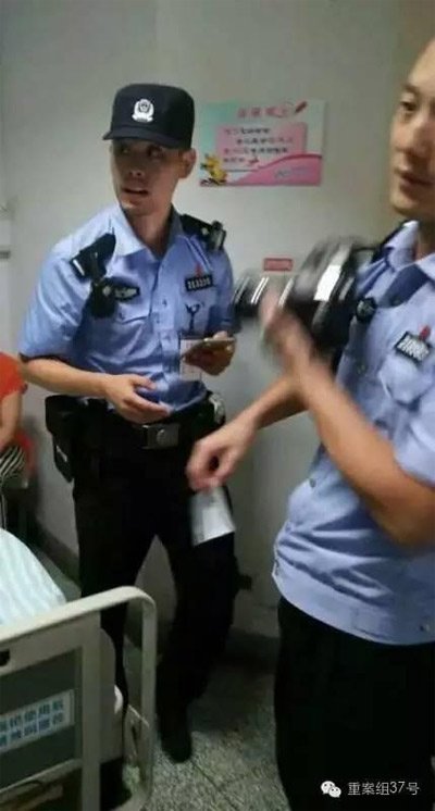 民警到醫(yī)院對秦女士體內(nèi)子彈取證調(diào)查。 受訪者供圖