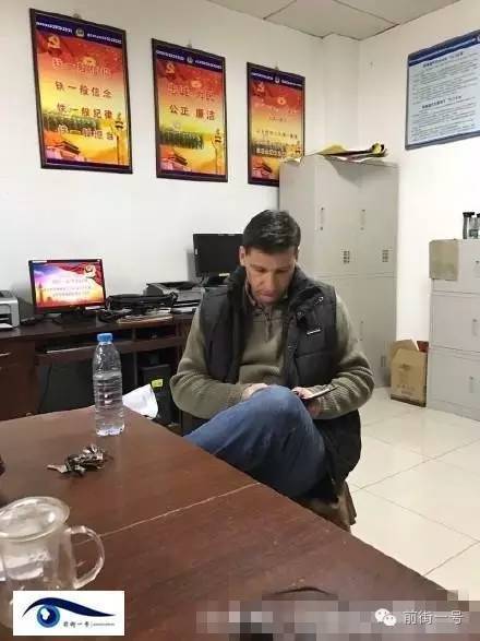 該外籍男子在派出所接受詢問。（網(wǎng)友供圖）