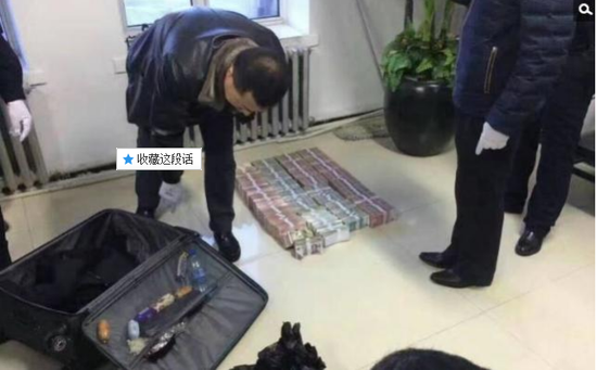 京華時(shí)報(bào)訊昨天凌晨1點(diǎn)左右，黑龍江省密山市一銀行金庫(kù)發(fā)生搶劫案。一名身穿迷彩服男子準(zhǔn)備劫取現(xiàn)金時(shí)被發(fā)現(xiàn)，致一名金庫(kù)值守人員死亡，隨后棄款而逃。目前，該男子尚未歸案，案件正在全力偵辦中。