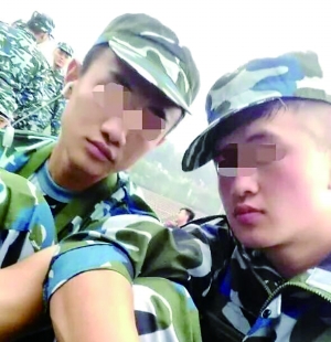 入學(xué)軍訓(xùn)時，滕某（左）和蘆海清的合影