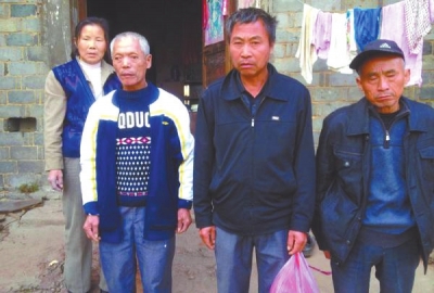 已被判死緩、在獄中服刑的4個村民的家人一直在為兒子喊冤。圖片來自網(wǎng)絡
