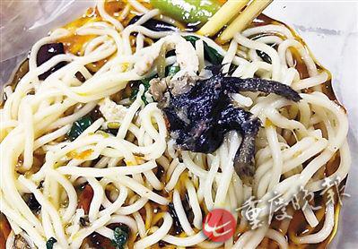 照片顯示，酸菜肉絲面有疑似老鼠腿物體。(圖片來自網(wǎng)絡(luò))