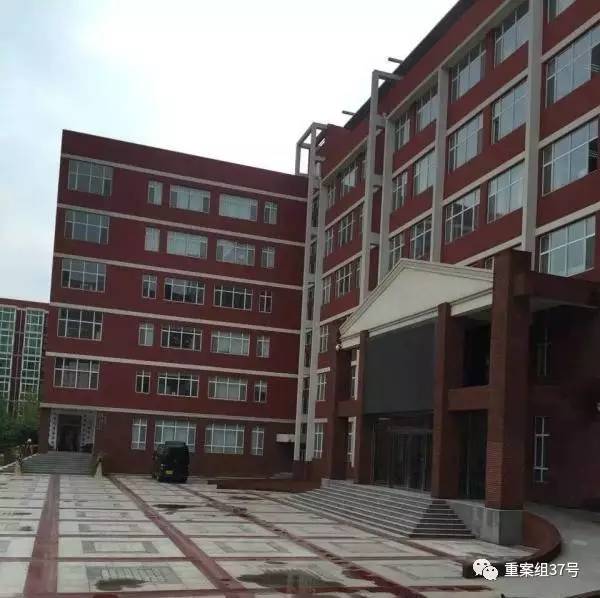 17歲高中男生教室里掐死女同學(xué)，被訴故意殺人和強(qiáng)奸