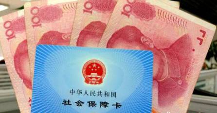 從今年1月1日開始，原有的失業(yè)保險費率是1.5%的有22個省份，包括新疆生產(chǎn)建設(shè)兵團，可以在確保失業(yè)保險金按時足額發(fā)放、穩(wěn)崗補貼順利實施的基礎(chǔ)上，可以降低0.5個百分點。個人的費率不超過單位的費率。