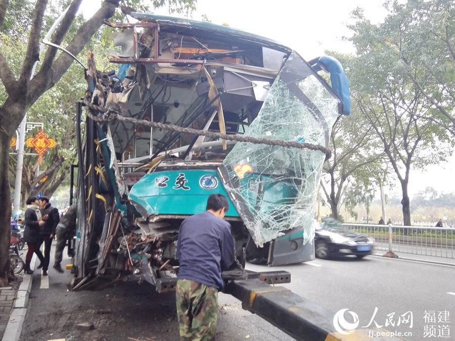 福州公交撞樹(shù)車(chē)頭支離破碎 不少乘客受傷