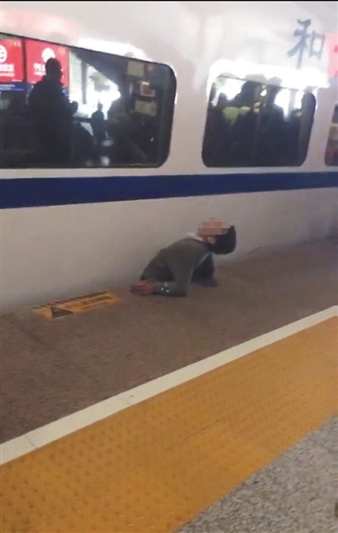視頻顯示，一男子下半身被卡在站臺與列車之間縫隙。