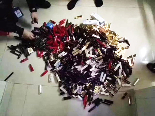 民警搜查出來的口紅。