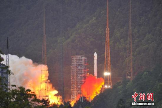 4月12日19時04分，中國西昌衛(wèi)星發(fā)射中心成功發(fā)射實踐十三號衛(wèi)星。 葉樂峰 攝