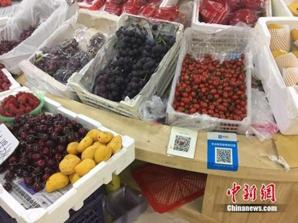 某水果攤，收款二維碼貼在顯眼位置。中新網(wǎng) 吳濤 攝