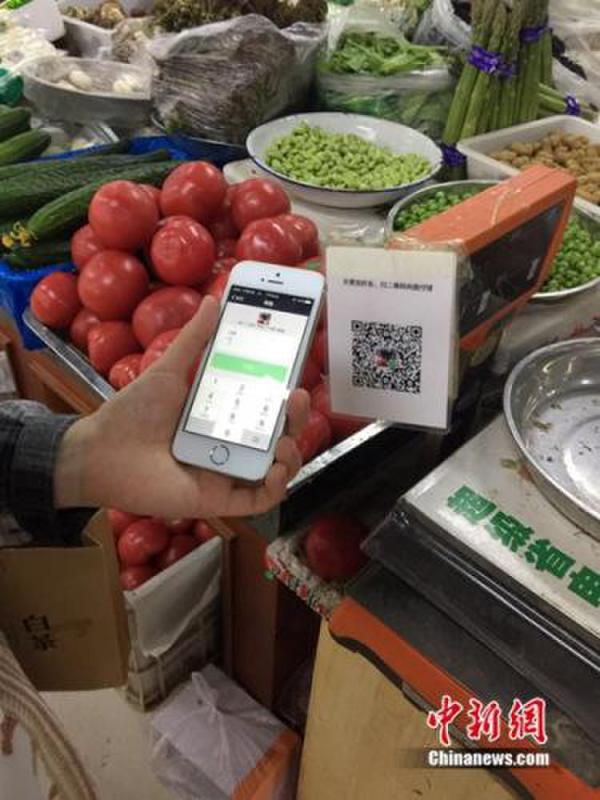 有顧客正在用微信支付結(jié)賬。中新網(wǎng) 吳濤 攝