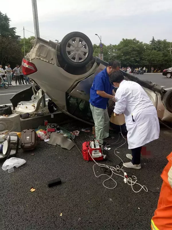 不值！小車四腳朝天司機身亡 死者只為偷幾罐奶粉