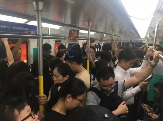 尷尬了！深圳地鐵首開(kāi)女性車(chē)廂 結(jié)果塞滿(mǎn)男乘客