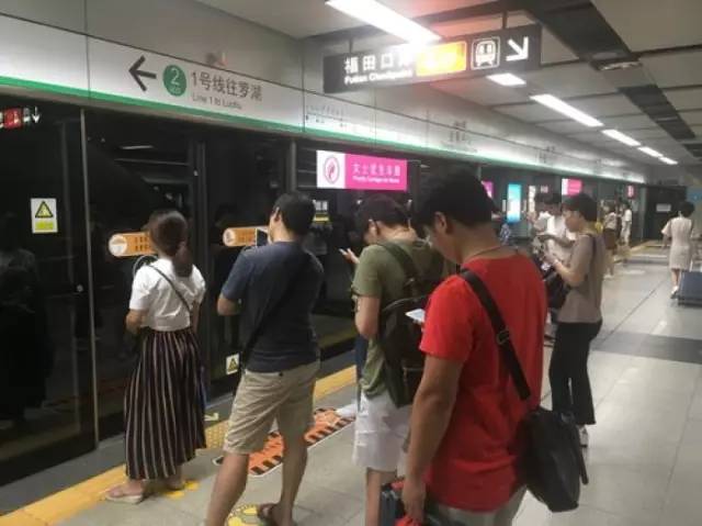 尷尬了！深圳地鐵首開(kāi)女性車(chē)廂 結(jié)果塞滿(mǎn)男乘客