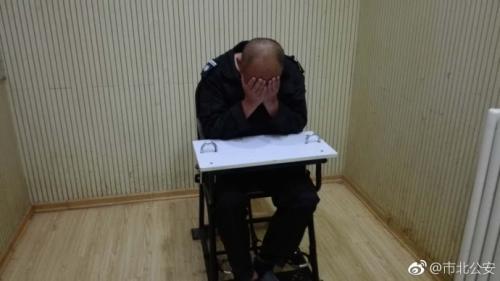  打人男子。圖片來(lái)源：青島市公安局市北分局官方微博
