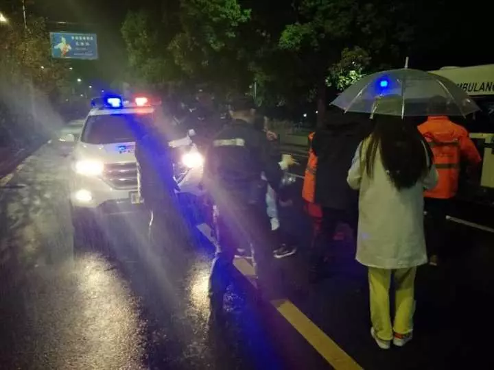 今天凌晨，杭州一對環(huán)衛(wèi)工夫婦被車撞進(jìn)錢塘江