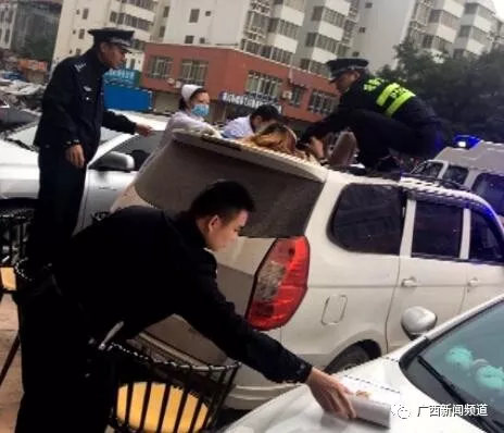 ▲女子跌落至一面包車車頂，民警和醫(yī)護(hù)人員將其救下。