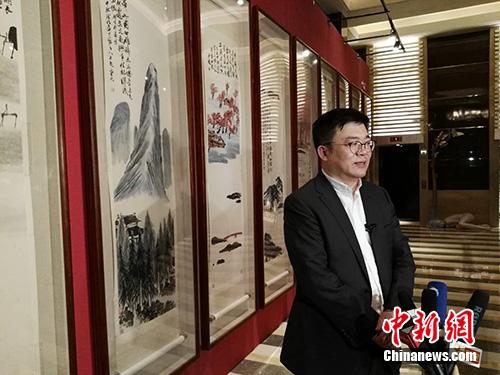 北京保利拍賣執(zhí)行董事趙旭在當(dāng)晚接受采訪。<a target='_blank'  _fcksavedurl='http://www.chinanews.com/' _fcksavedurl='http://www.chinanews.com/' >中新網(wǎng)</a>記者 宋宇晟 攝