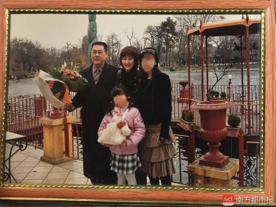 回國之前的張津華和王煥凱，兩個可愛的女兒，一家四口曾經(jīng)幸福的生活。