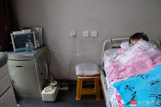 為了照顧張津華，家人把家里的房間變成了病房。氧氣管、心電圖、呼吸機、排痰機、鼻飼管、藥柜……（羅逸爵 攝）