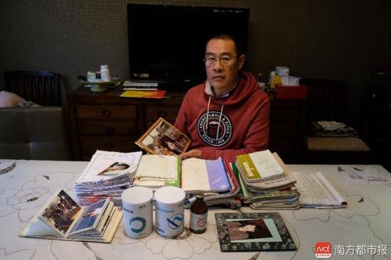 王煥凱及家人這些年照顧張津華做的護理記錄。（羅逸爵 攝）